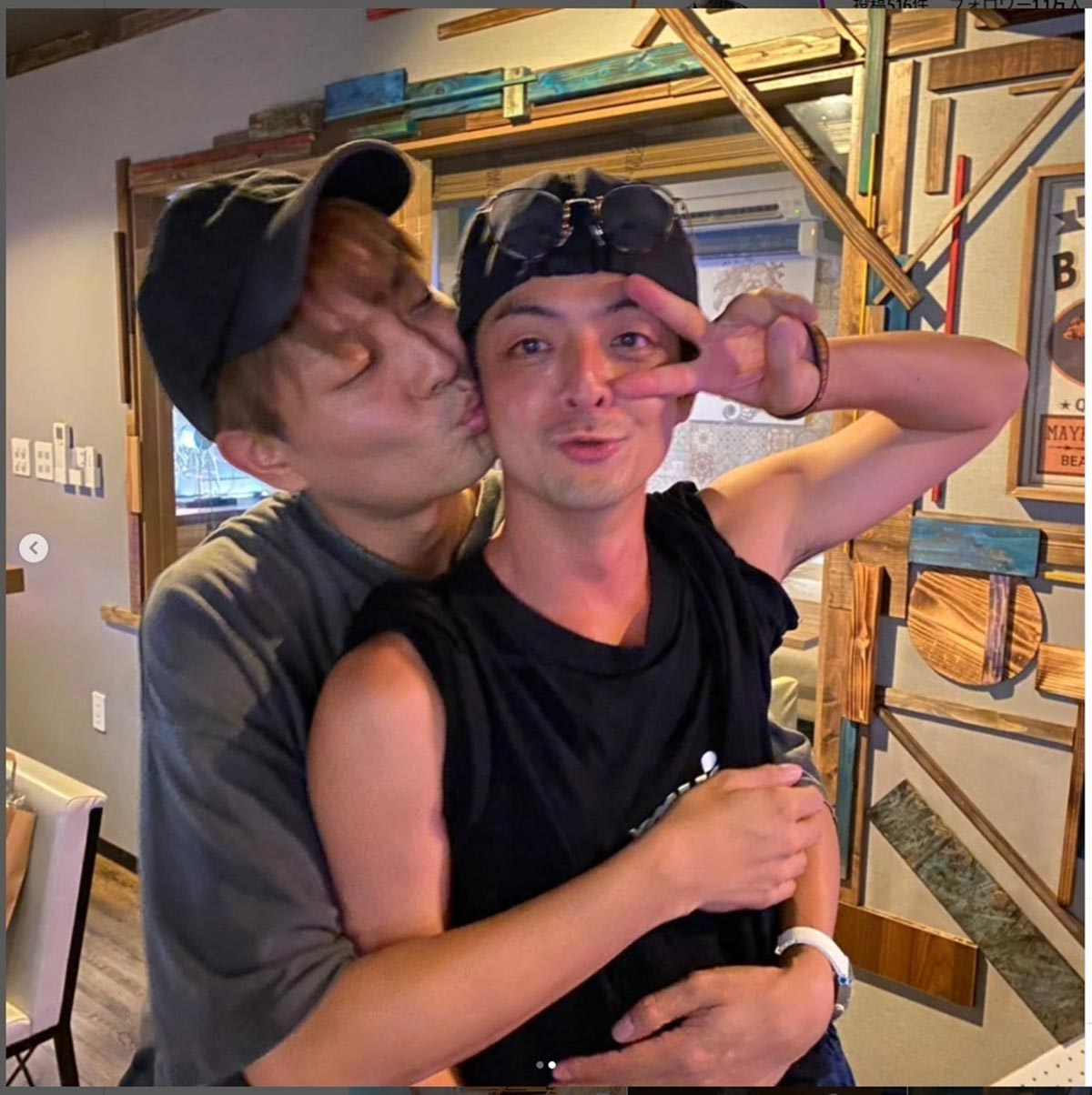 ORANGE RANGEのボーカルYAMATOとバックハグ＆キスをする中村昌也（写真・本人Instagramより）