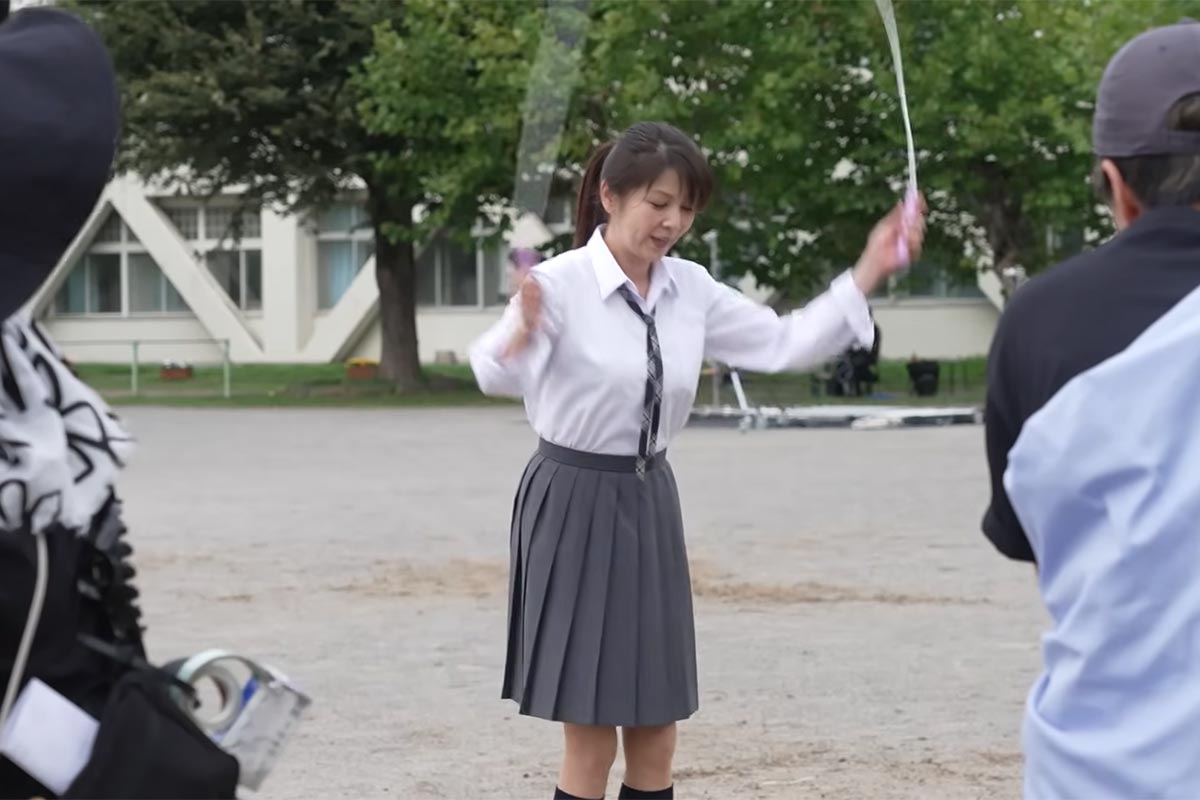 飯島直子の“57歳制服姿”（日清食品グループの公式YouTubeより）