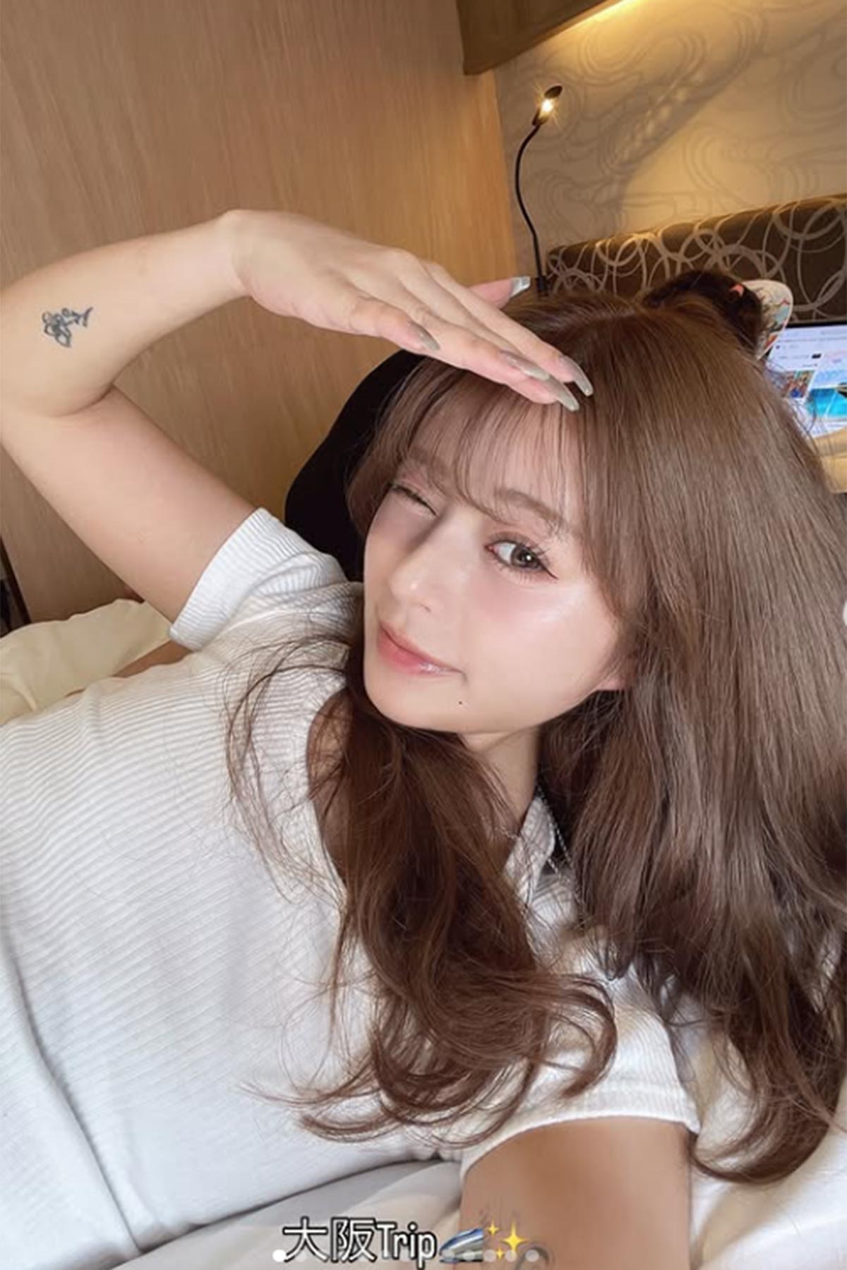 uka.の腕には、花柄と思しきタトゥーが刻まれている（写真・uka.のInstagram「d28_uka」より）