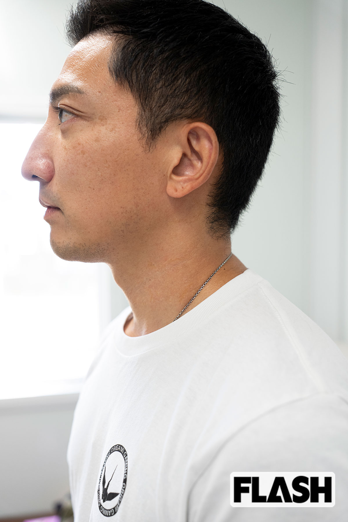 首にはタトゥーの跡がうっすら残っている(写真・木村哲夫)