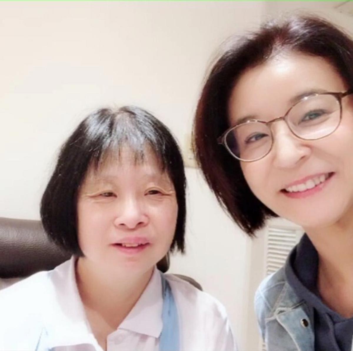 ダウン症の姉・未知子さんとツーショットを披露する高嶋ちさ子(写真・本人Instagramより)