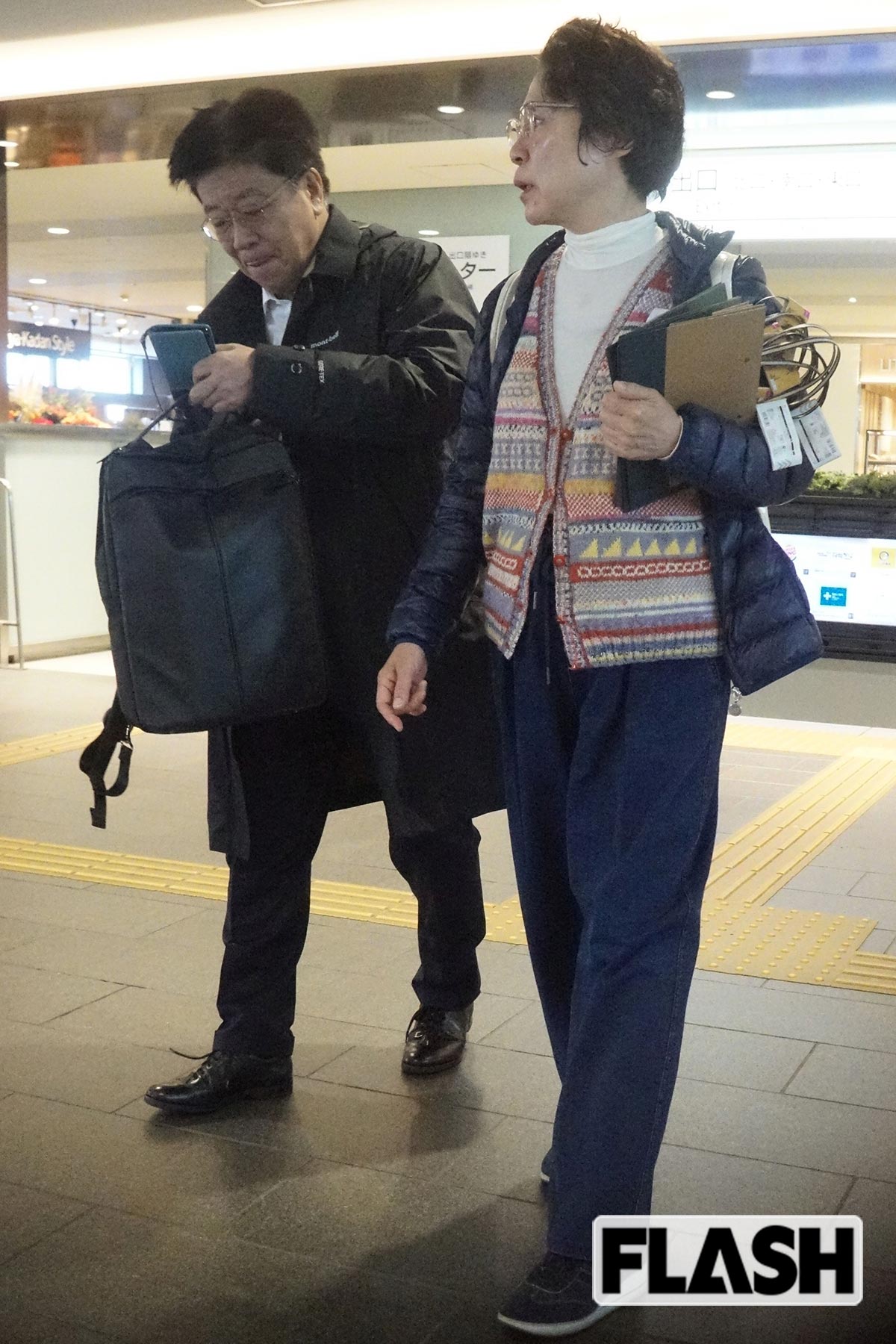 DAISOで購入した大量の紙袋を手にする加藤勝信前財務相の妻・周子さん(写真・伊藤 修)
