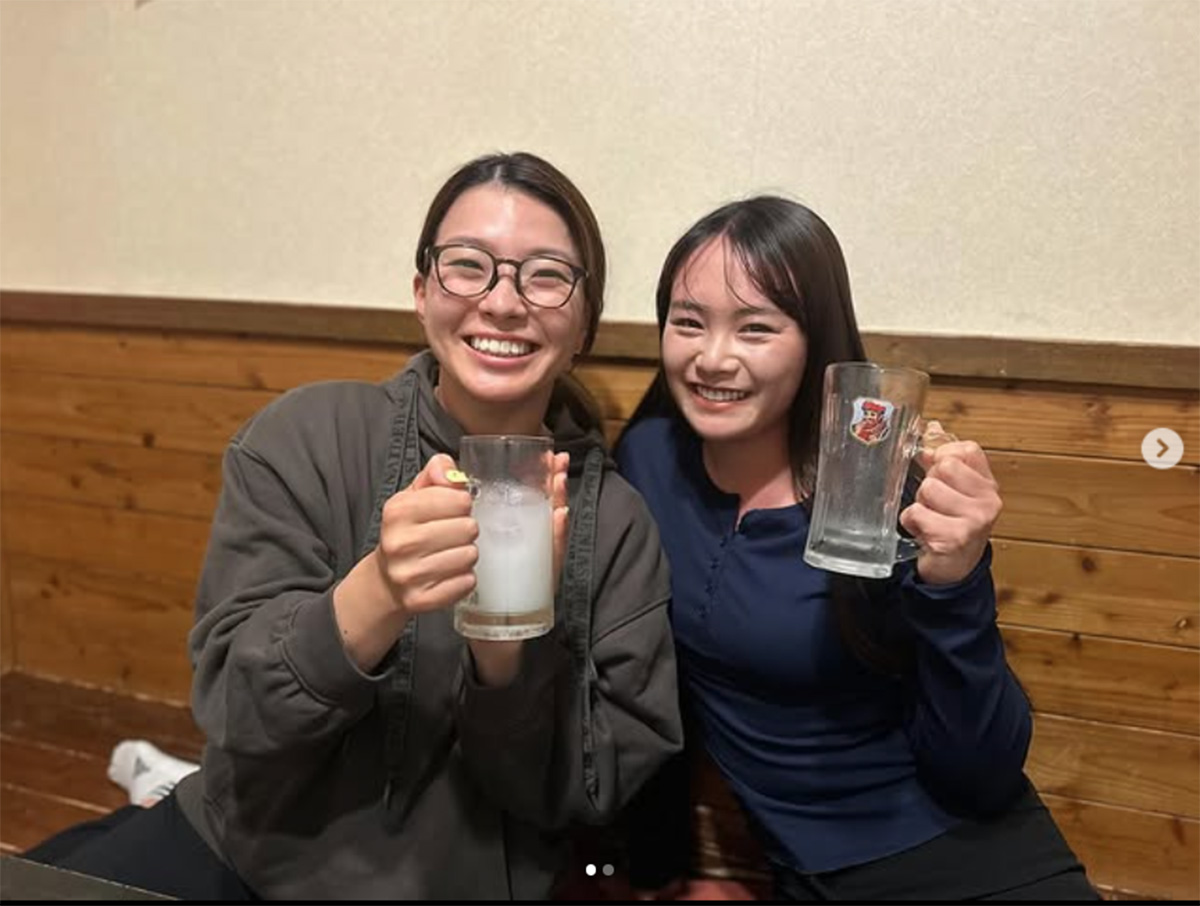 左から渋野と河本(Instagram「kawamotoyui_official」より)