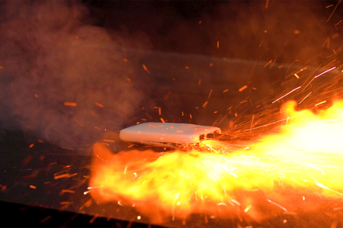 発火事故多発!　専門家に聞いた「モバイルバッテリー」の安全な使い方「悪質…