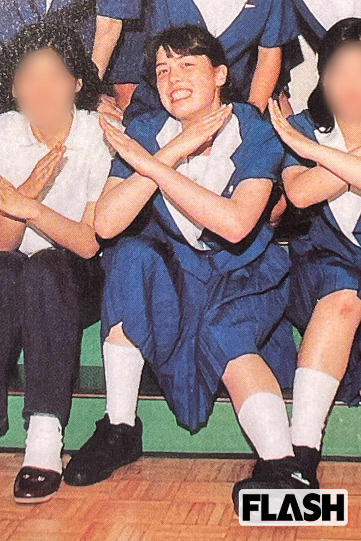 友人らとエックスマークを決める小野田紀美氏