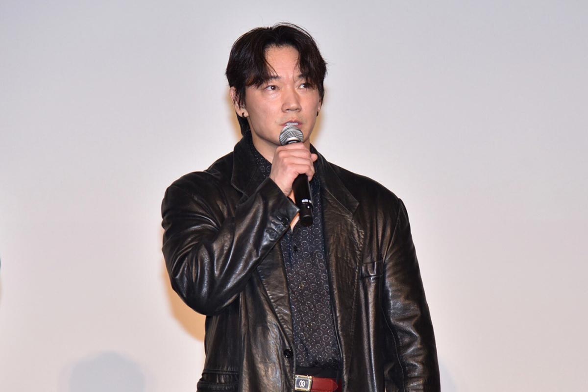 舞台あいさつで汗をかいているように見える綾野剛(『愚か者の身分』公式Xより)