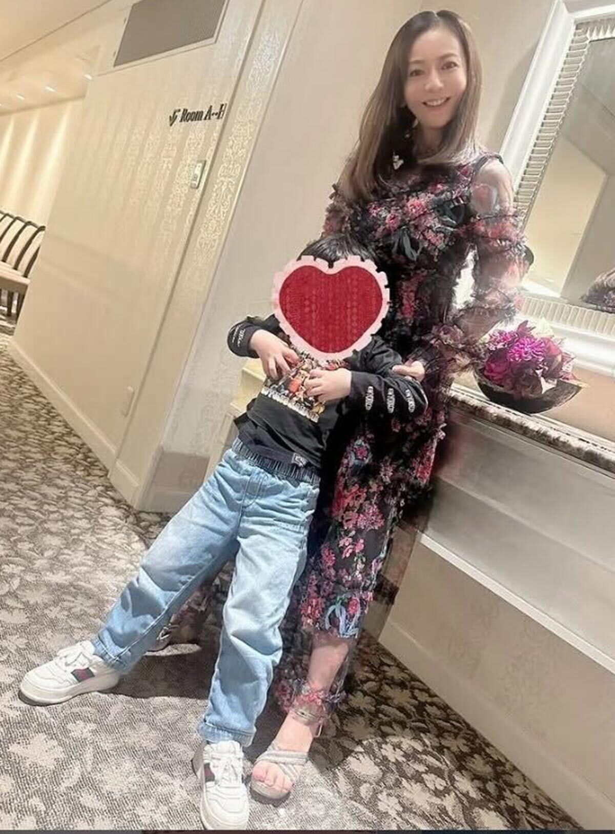 6歳息子との激痩せツーショットを披露した華原朋美。ボーイッシュな息子のスタイルにも注目が集まった(写真・本人Instagramより)