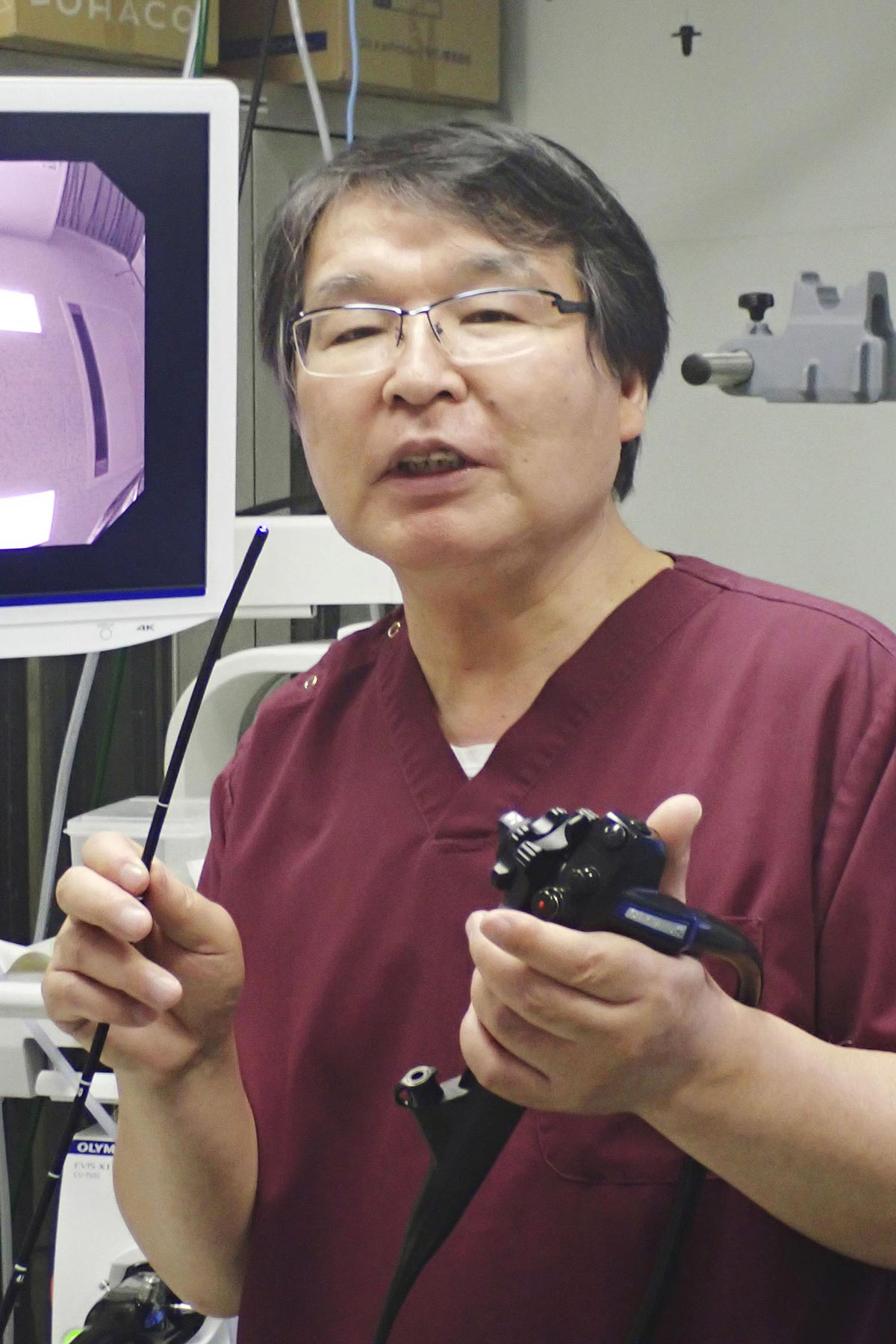 授賞式で、内視鏡の管を持って実演し、大盛り上がり。国内でも再現した（写真・共同通信）