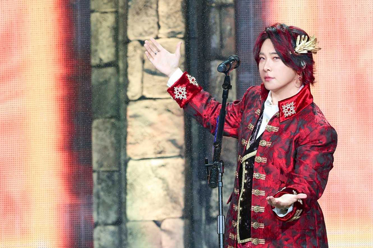 ド派手な赤いメッシュをいれた大森元貴(写真・本人のXより)