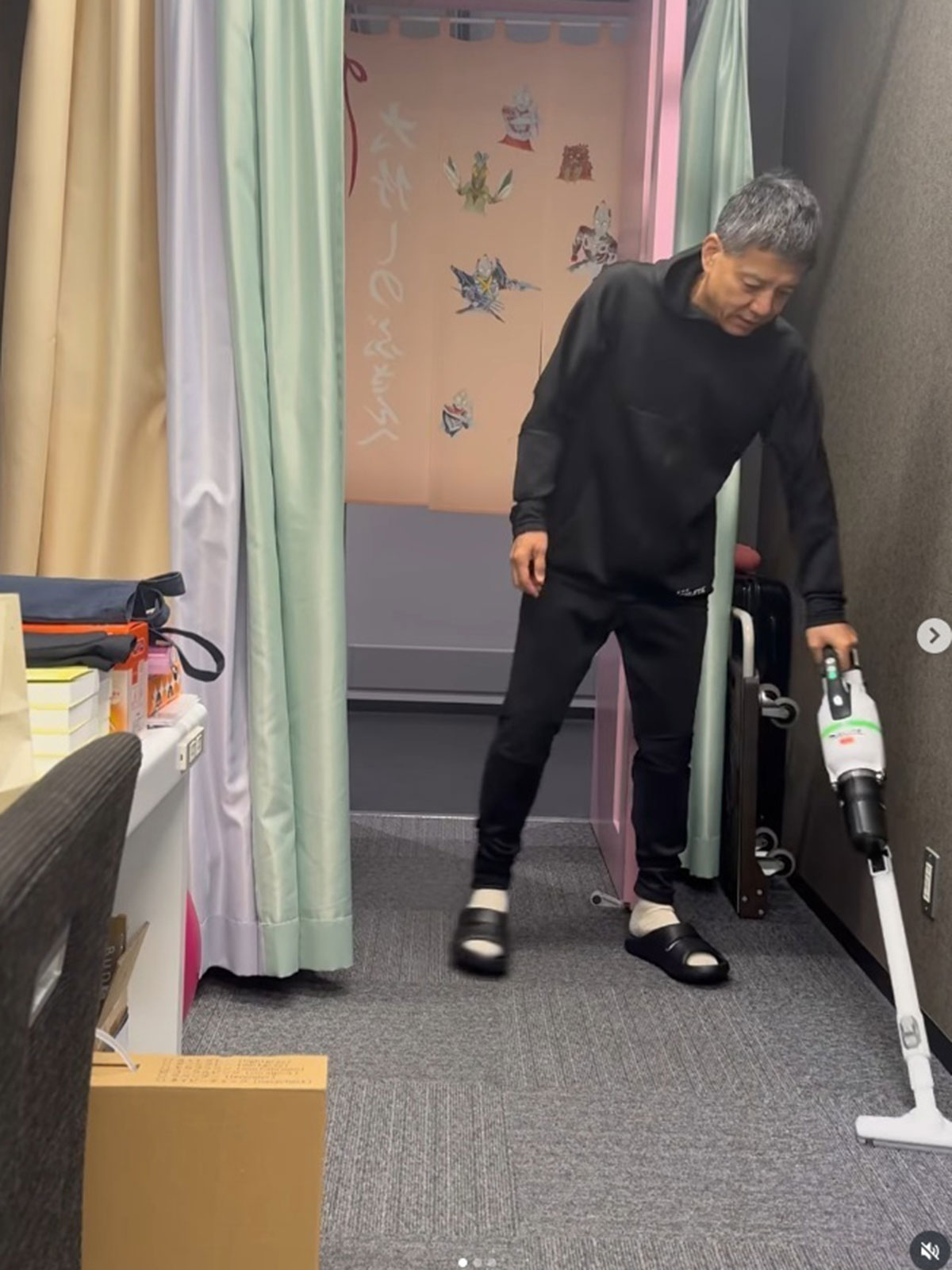 うつむきながら大竹しのぶの楽屋を掃除する勝村政信。ファンから不倫報道をツッコむ声が多数寄せられた(大竹しのぶのInstagramより)