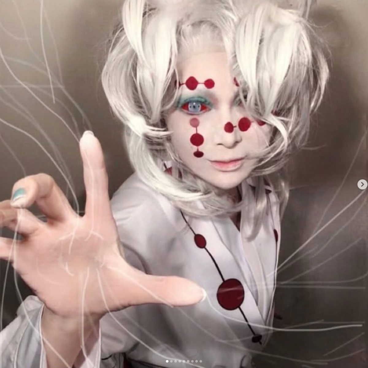 『鬼滅の刃』に登場する鬼「下弦の伍」のコスプレを披露した叶美香(叶姉妹のInstagram「kano_sisters007」より)