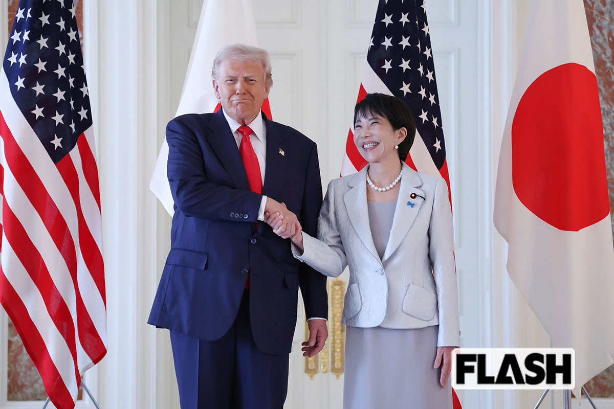 2025年10月28日、ドナルド・トランプ大統領と握手を交わす高市早苗首相(写真・代表撮影)