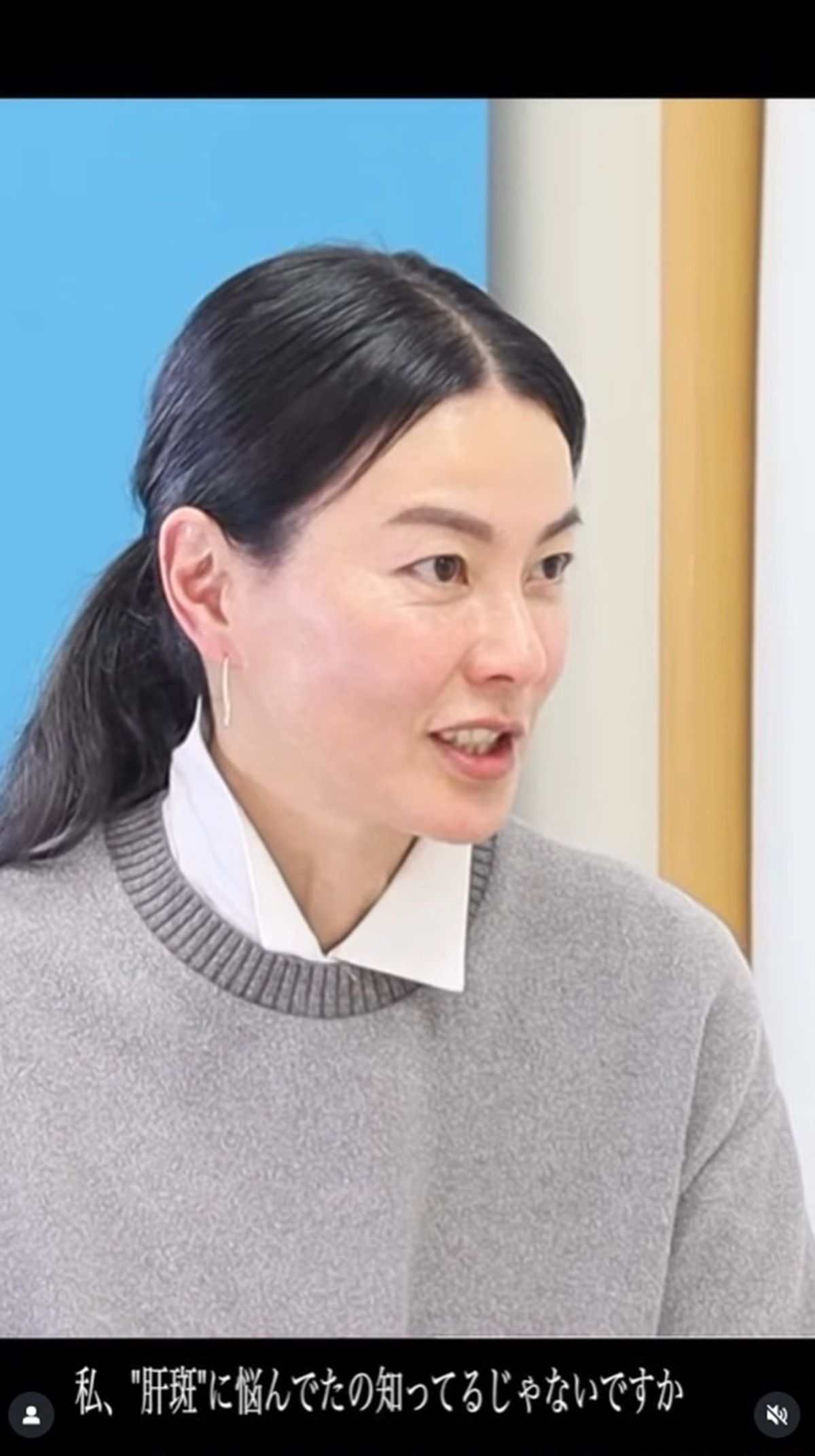 化粧品ブランドMADOの広告塔を務める江角マキコ。毎回、ほぼすっぴんに近いナチュラルなメイクで登場している(写真・「MADO」の公式Instagramより)