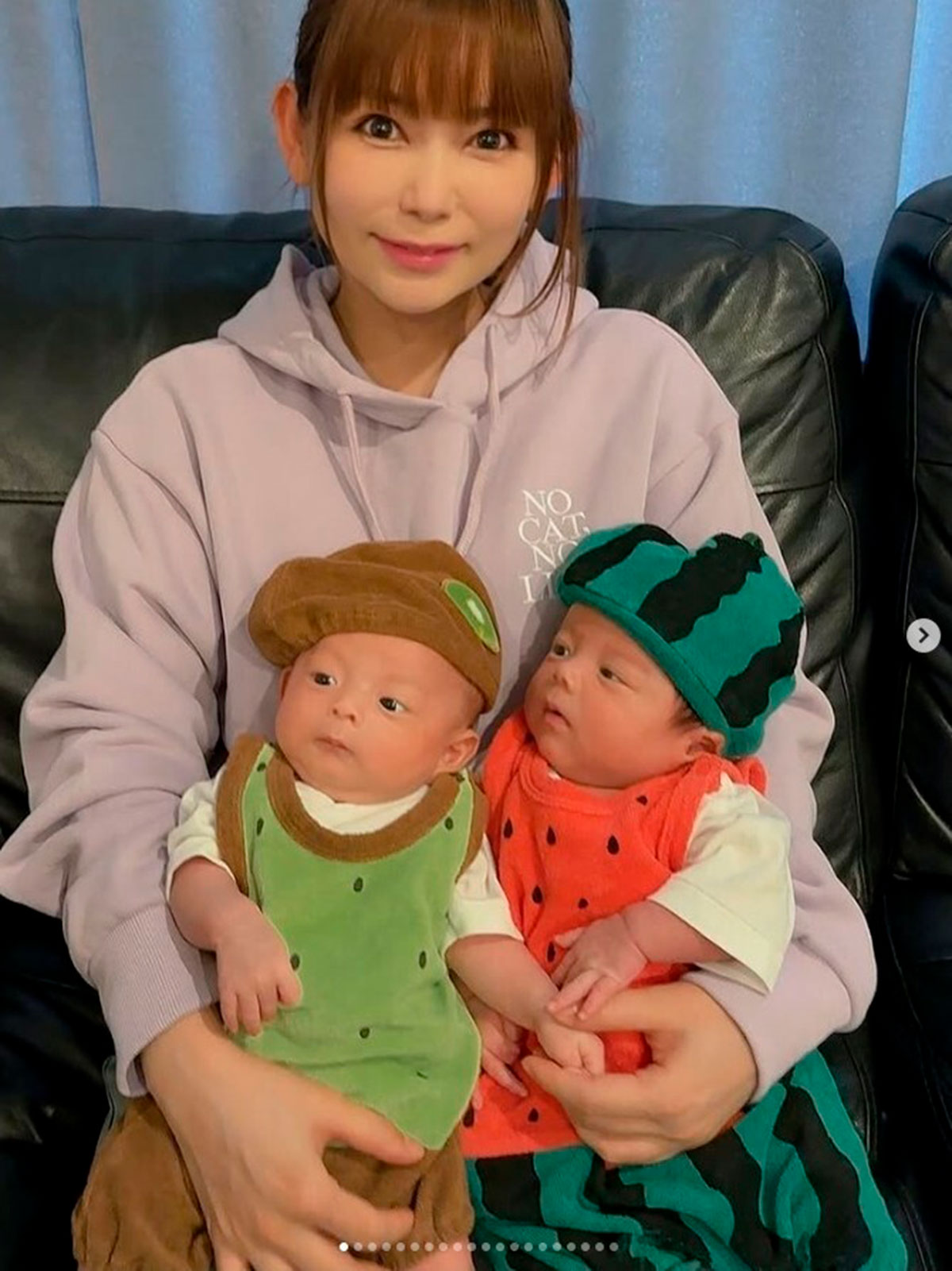 スイカとキウイをモチーフにしたベビー服を着た中川翔子の双子の息子たち（写真・本人Instagramより）