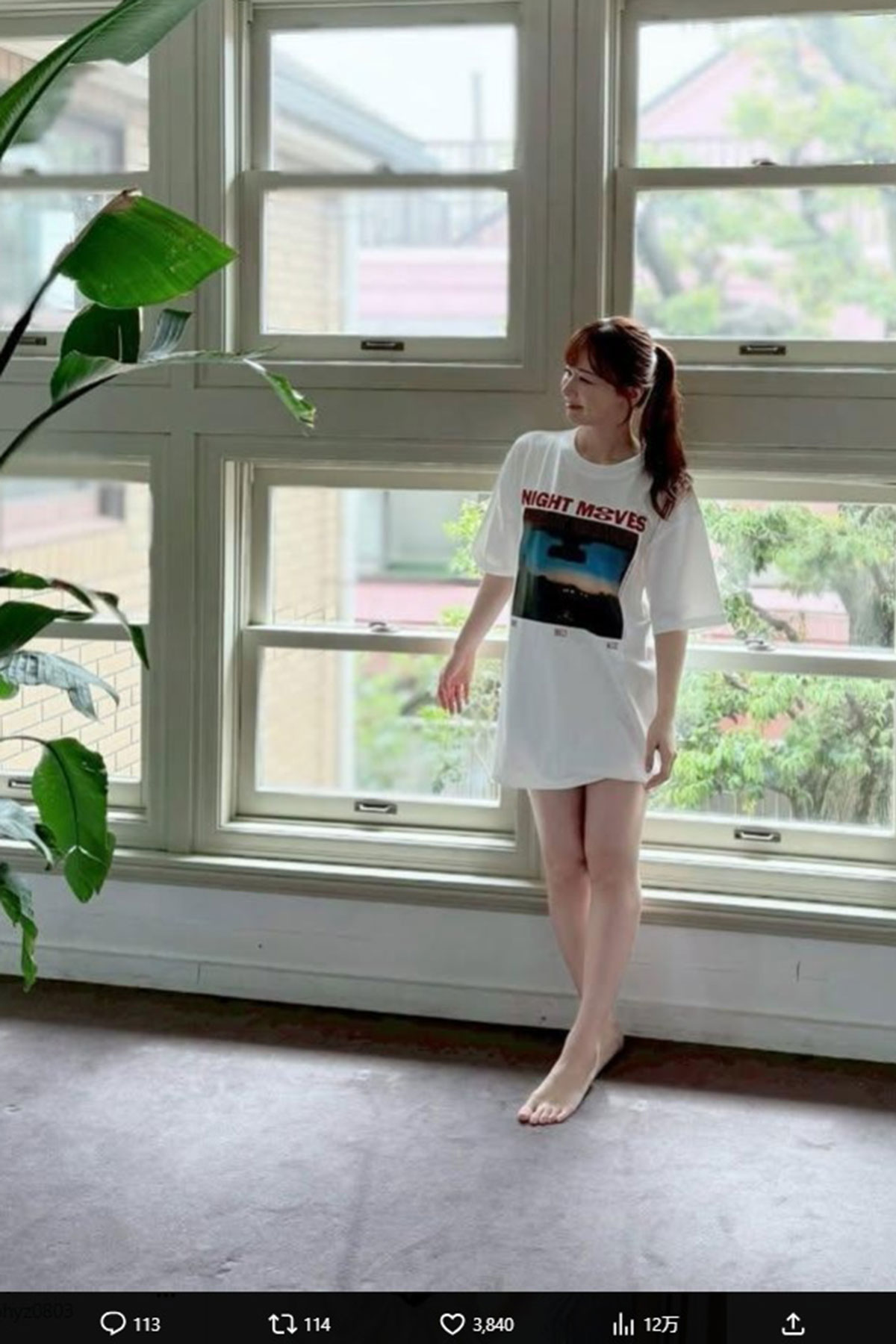 オーバーサイズのTシャツ1枚に身を包んだ皆藤愛子。ファンから絶賛の声が集まった(写真・本人Xより)