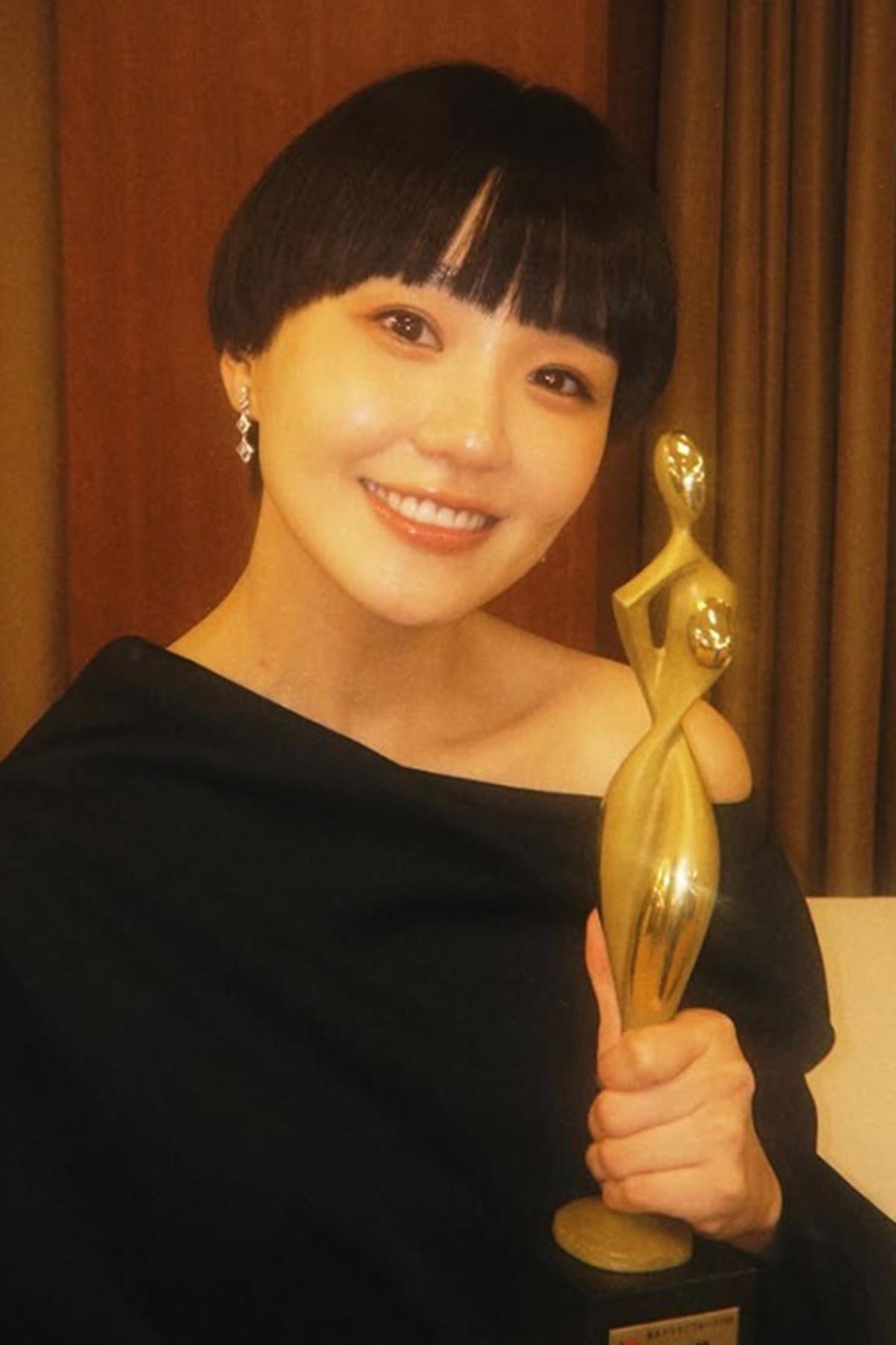 『東京ドラマアウォード2025』の授賞式に黒髪マッシュヘアで登場した奈緒(本人のInstagramより)