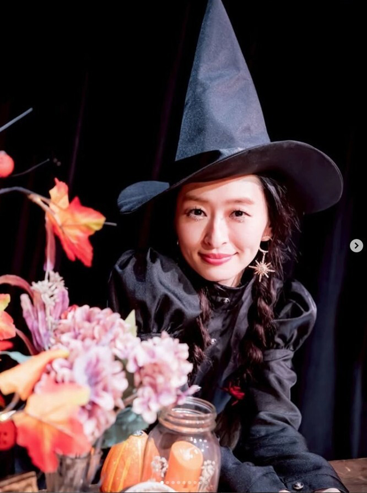 ファンミーティングで魔女のコスプレを披露した島袋寛子(写真・本人Instagramより)