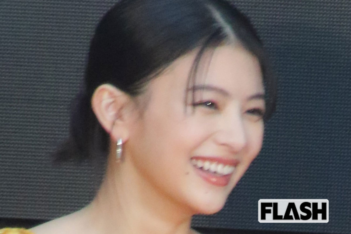 出口夏希 “背中丸出し” ドレスに「目のやり場に困る」の称賛…“ネクスト…