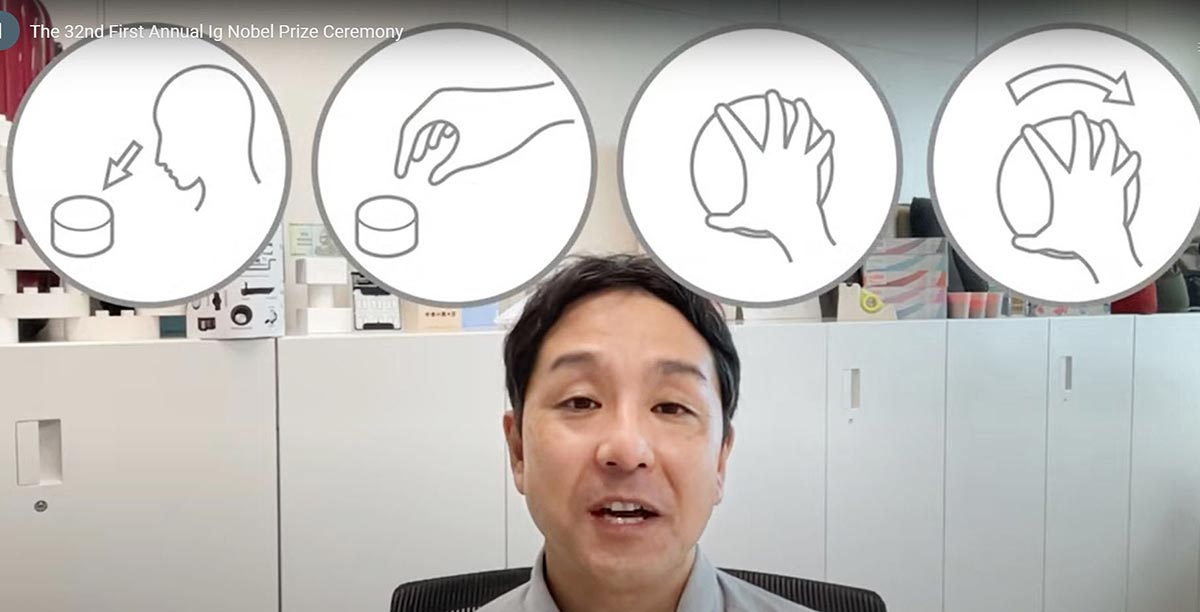 コロナ禍のため、授賞式はリモートで。たしかに指の数が変わる!(写真・共同通信)