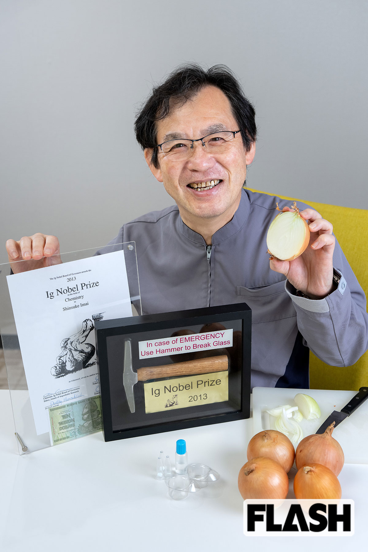 今井真介氏の正面中央の青いキャップが「涙液回収キット」。開発は大変だったそう