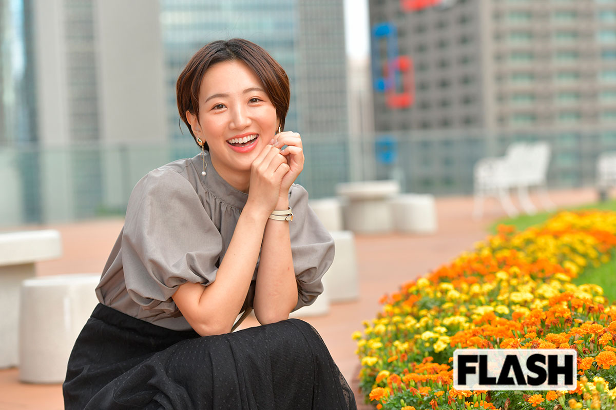 【近畿1位】東留伽アナ（朝日放送）「3連覇は本当に嬉しいです。アナウンサーのお仕事は前に進んでいるかどうかわからない仕事でもあって、実力がついているのか、みなさんに認められているのか、私はちょっと気にしてしまうタイプで。なので、こうした指標があるのはありがたいと思います。一昨年、休職してパリに留学しているときに子供のころから描いている絵の勉強もしていたんですが、今年の『二科展』の絵画の部で入選しました！　少しずつ認めていただけるようになって嬉しいですね。最近の癒やしは昨秋から飼い始めたトイプードルのコパン（♂）。モフモフして癒やされてます（笑）」（写真・馬詰雅浩）