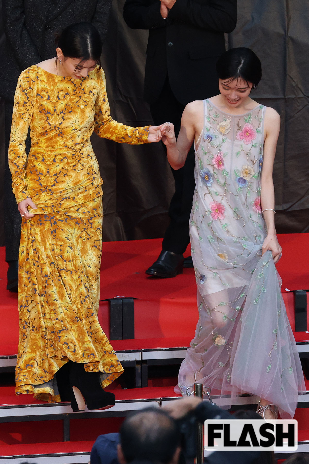 手を握りあって慎重に階段を降りる出口夏希と吉田美月喜