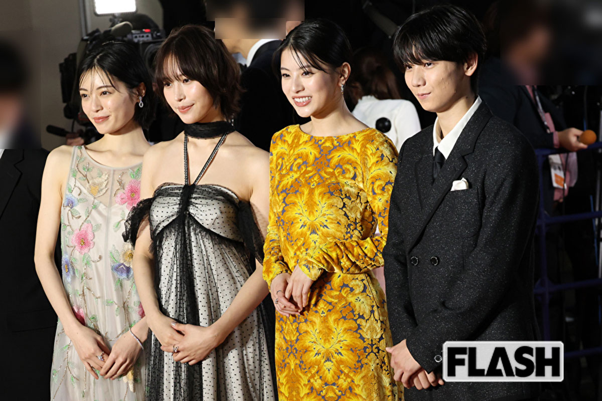 カメラの前でポーズを決める出口夏希と吉田美月喜、南沙良