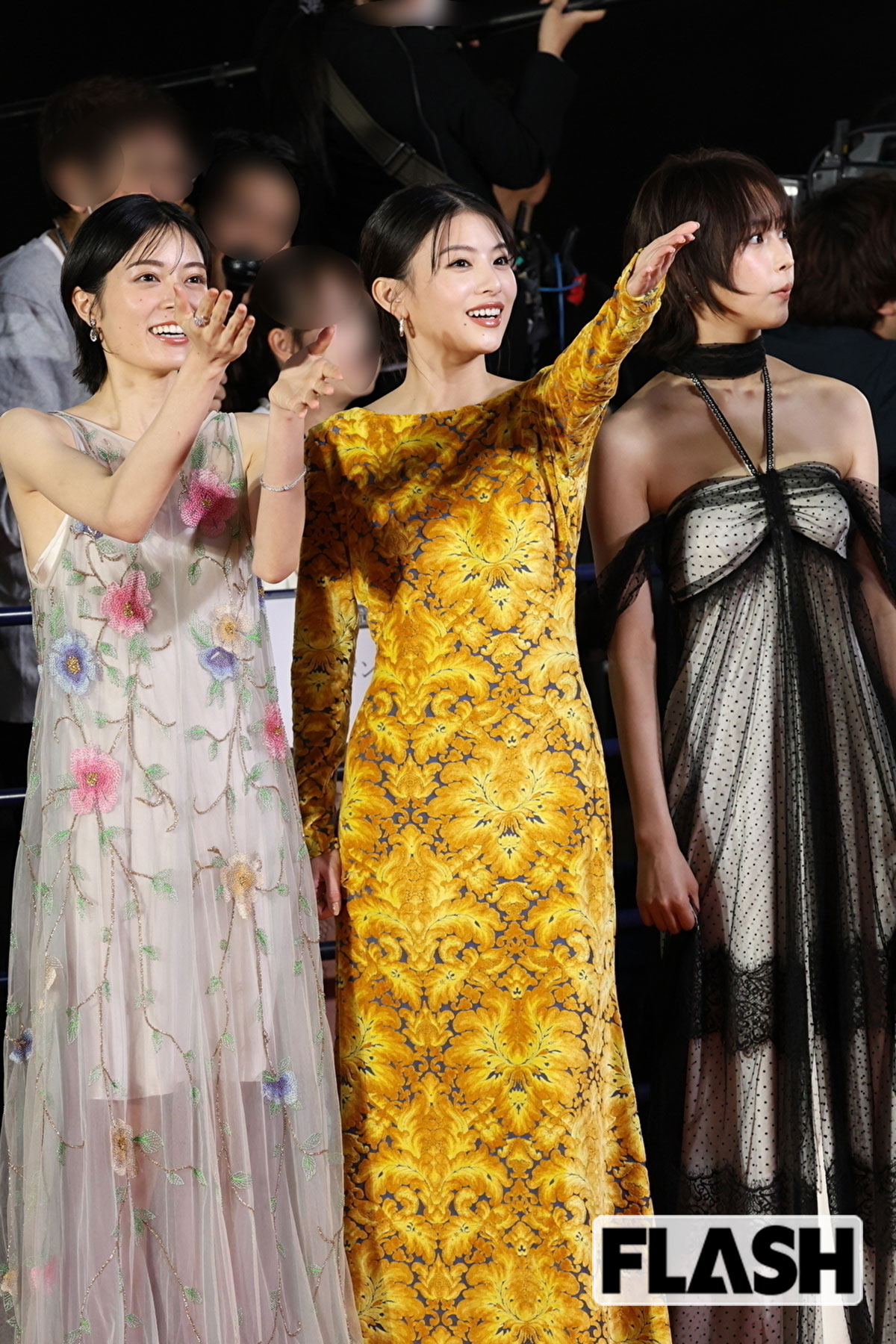 美しいドレス姿で多くの観客から注目を集めた出口夏希と吉田美月喜、南沙良