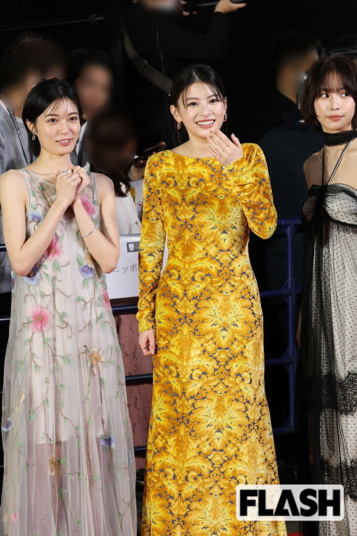 抜群の着こなしをする出口夏希と吉田美月喜、南沙良