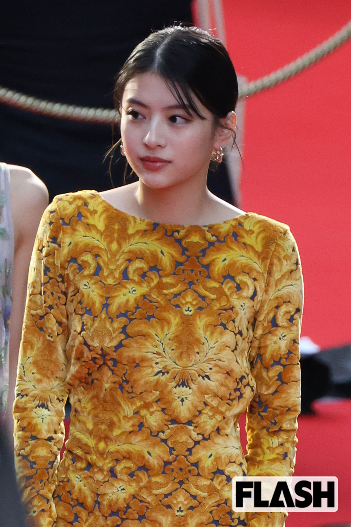 黄色の美しいドレスを着た出口夏希