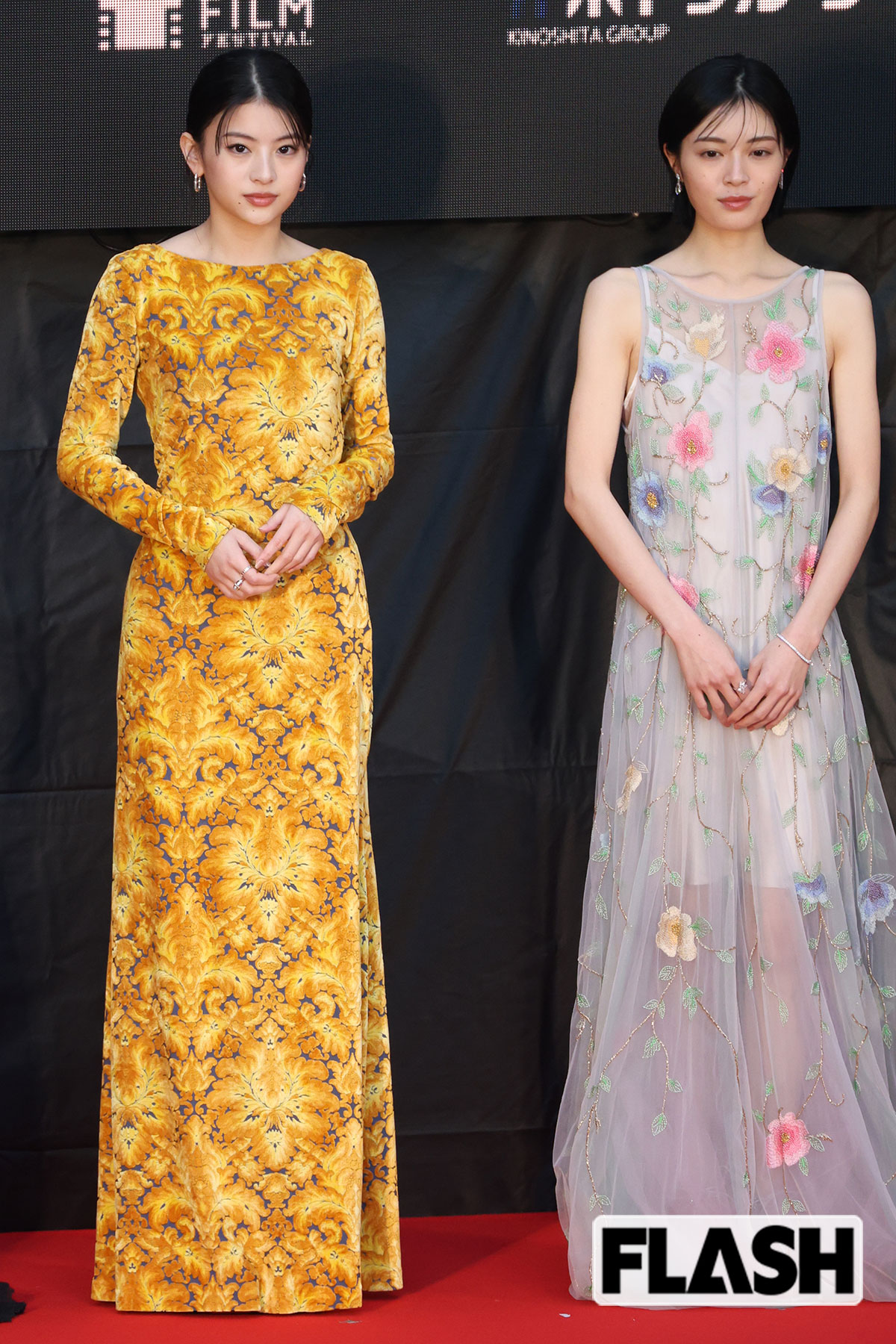 シースルーが特徴的なドレスを着た吉田美月喜