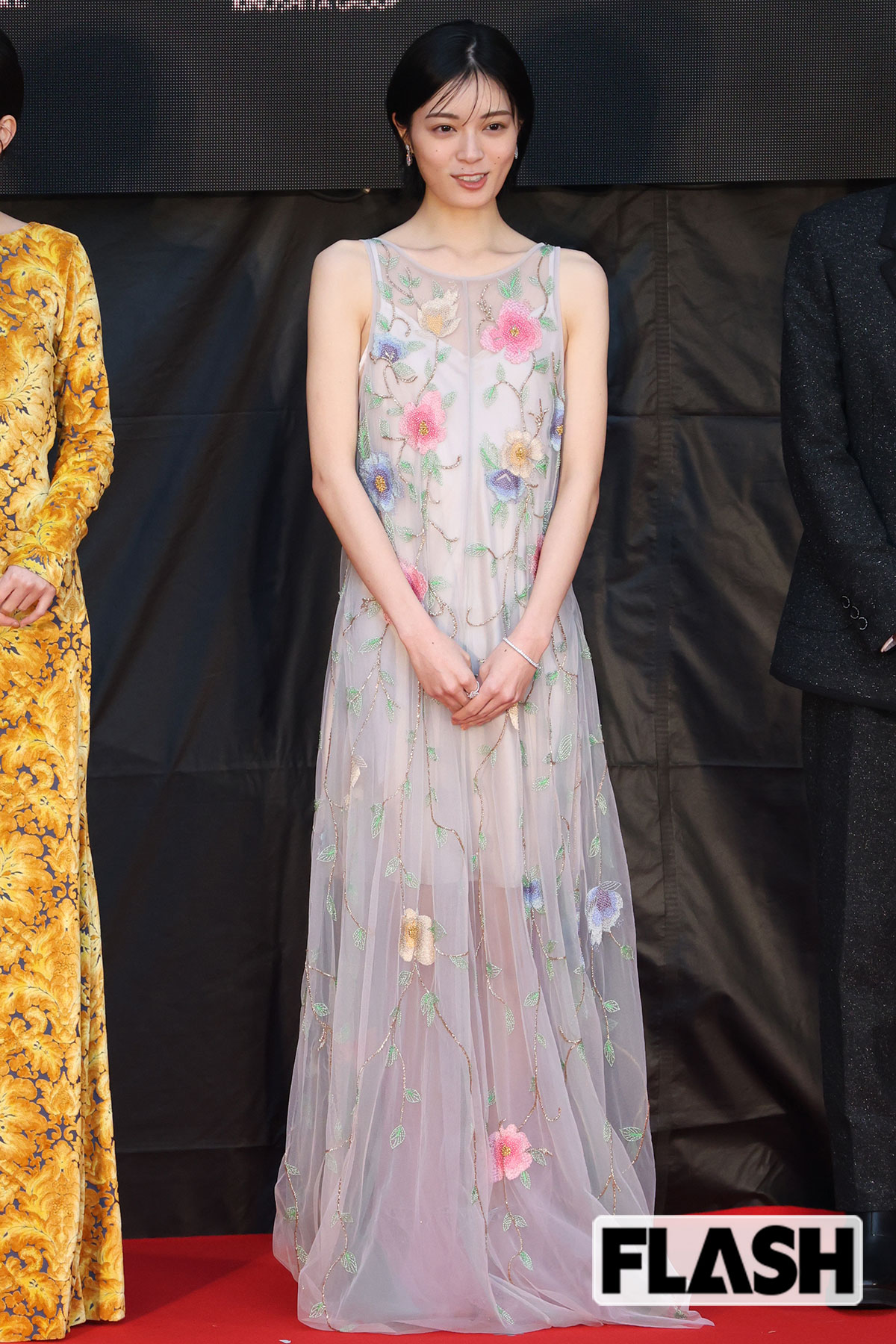 キュートな花柄のシースルードレスを着た吉田美月喜