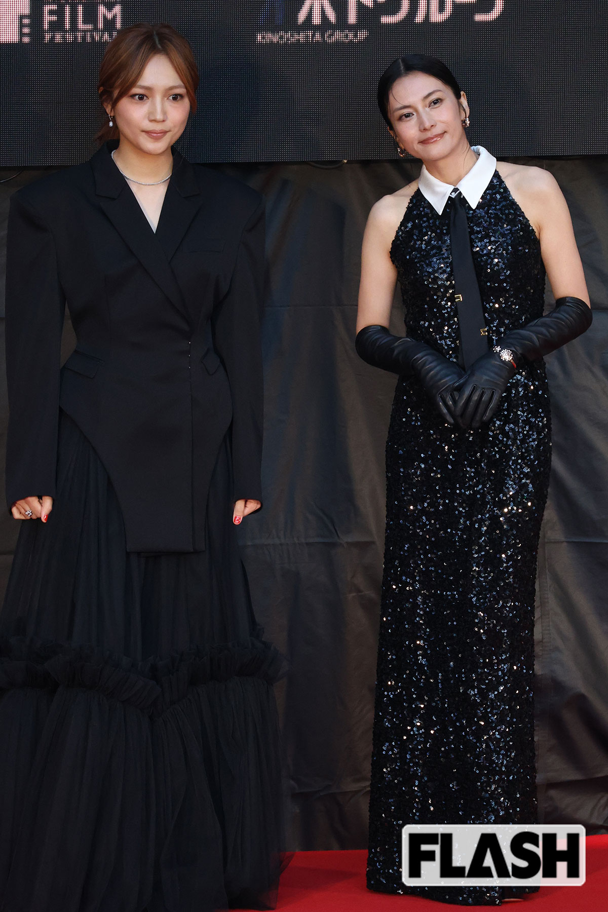 川口春奈と柴咲コウ。川口の衣装は肩幅が広くなる衣装だ