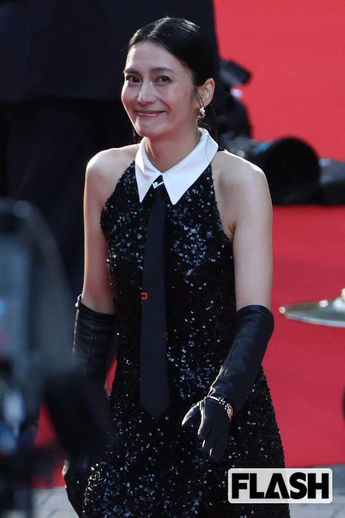 ファンの声援に笑顔を見せる柴咲コウ