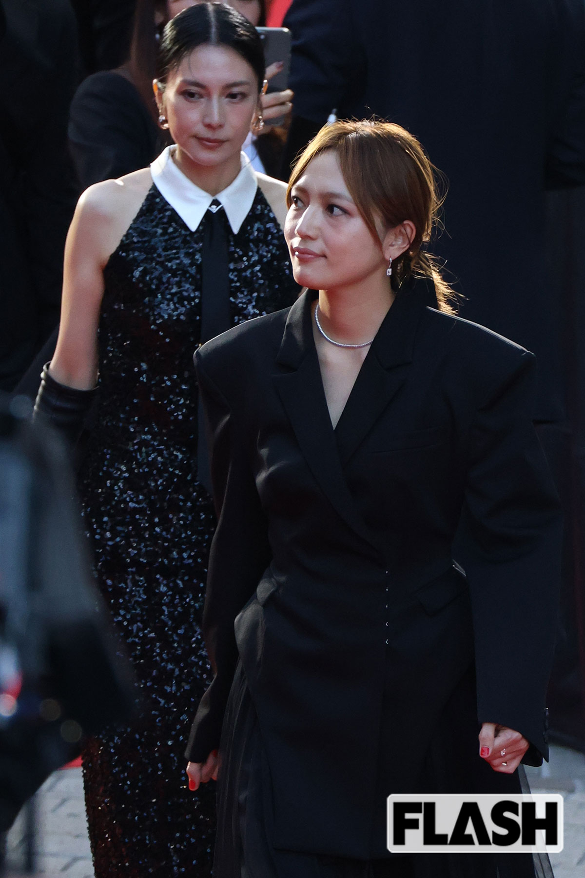 先頭を歩く川口春奈。後ろには黒いドレスをまとった柴咲コウも