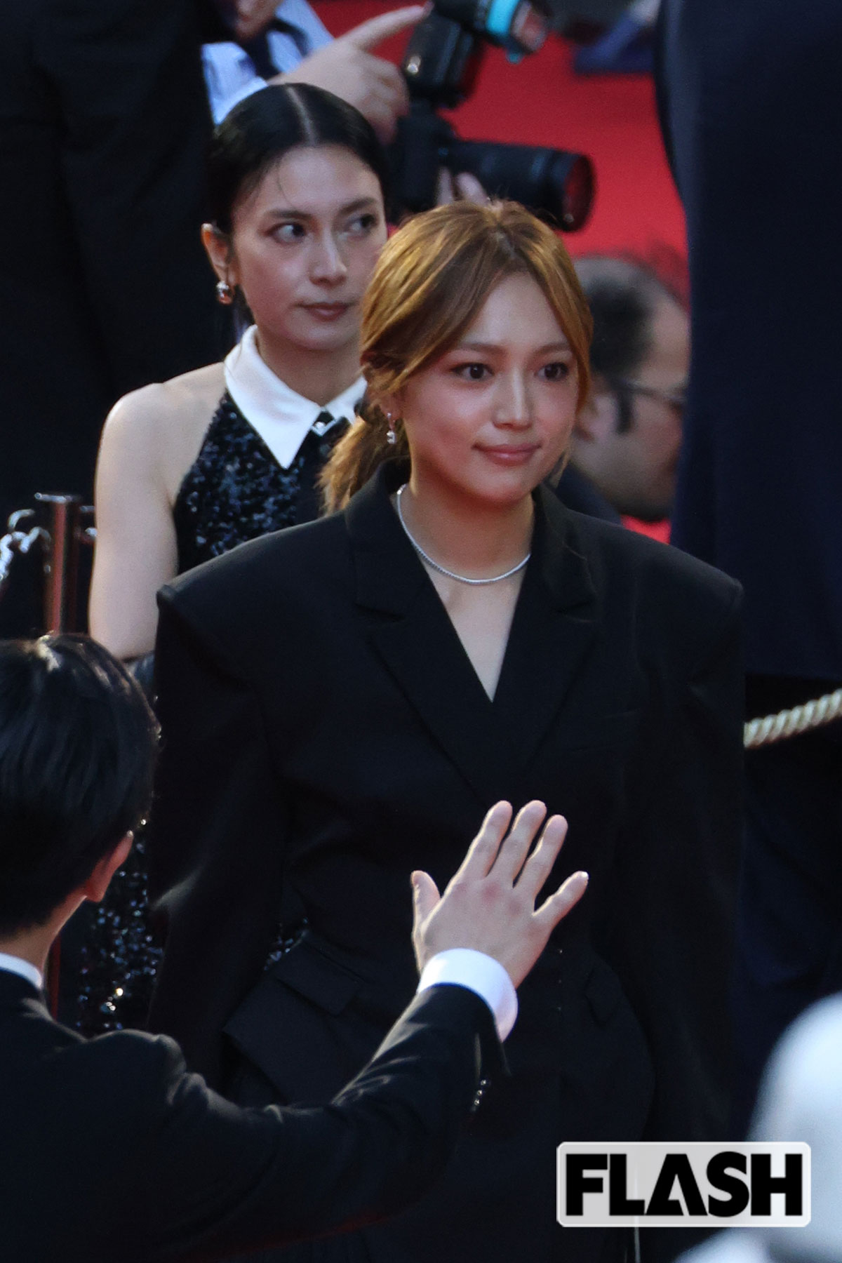 少し緊張した様子の川口春奈と柴咲コウ