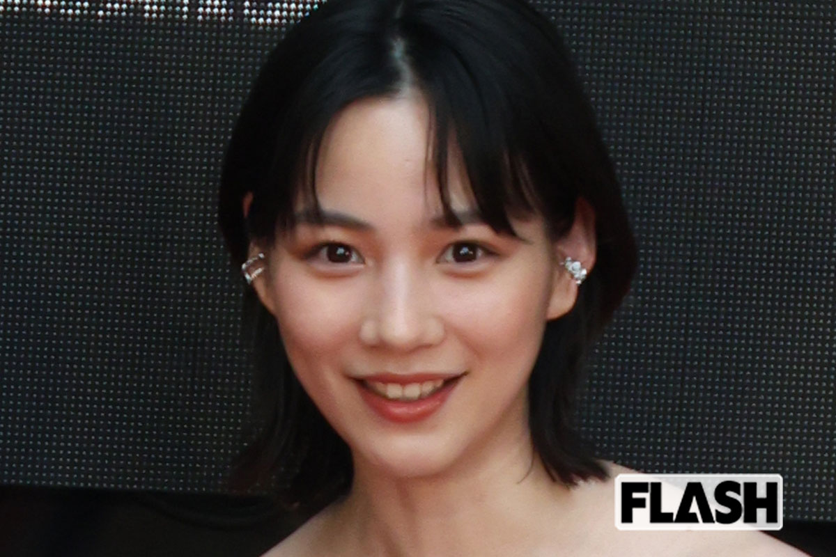 のん　胸元あらわな“むっちりドレス”で“あわや事故”中性キャラから大人の…