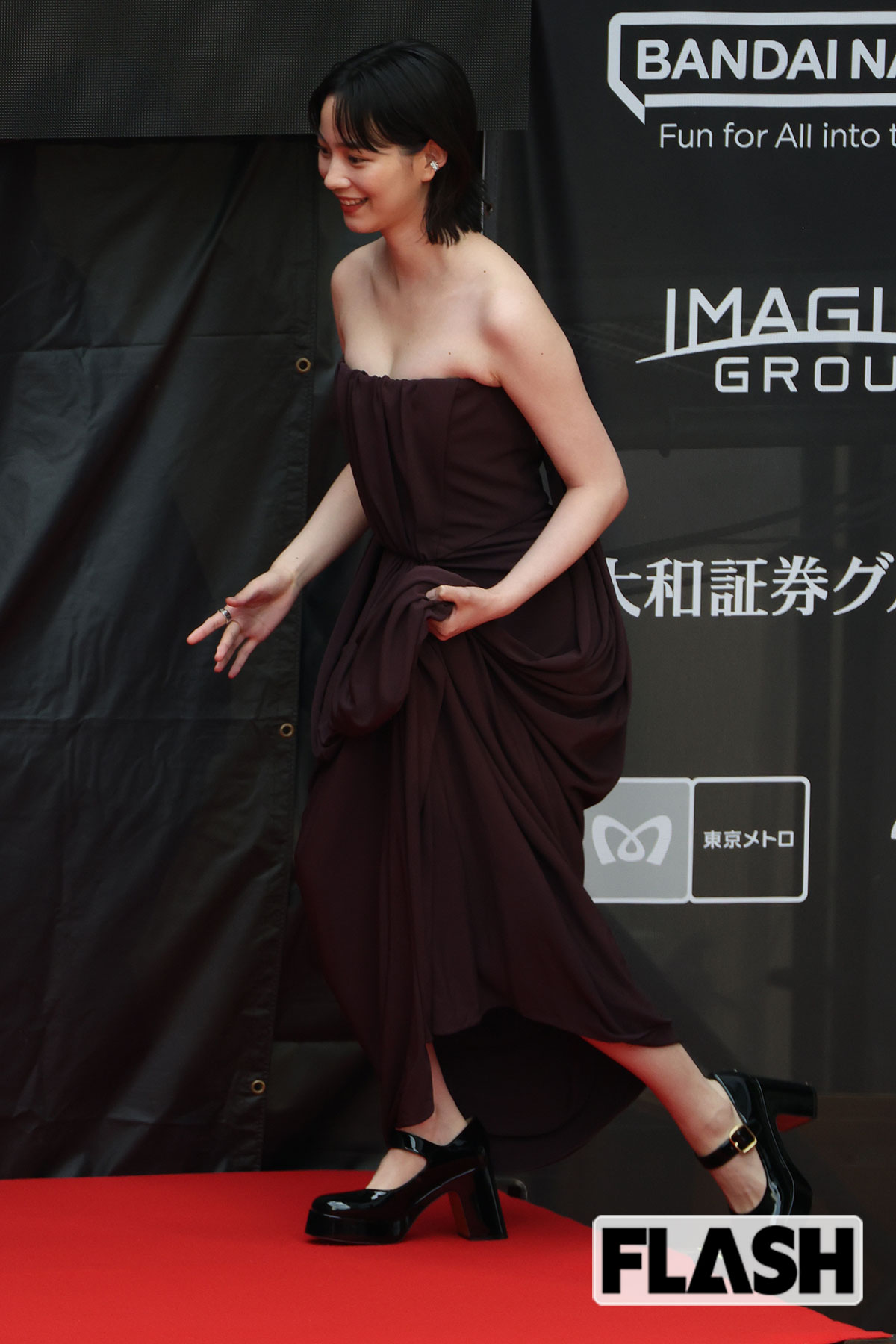 階段を笑顔でのぼるのん。大人の女性としてイメージチェンジしつつある