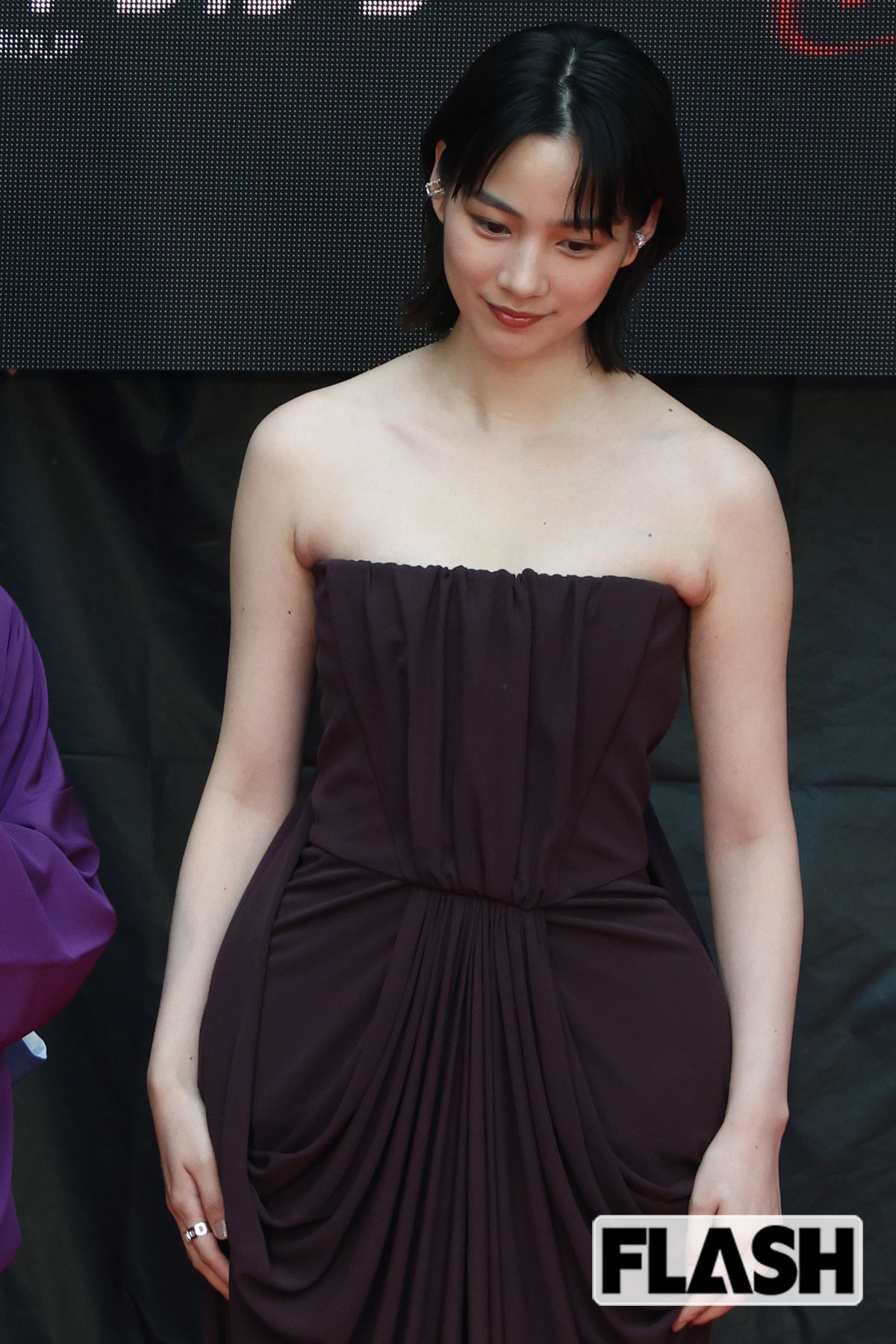 ドレープが美しいドレスを着こなすのん