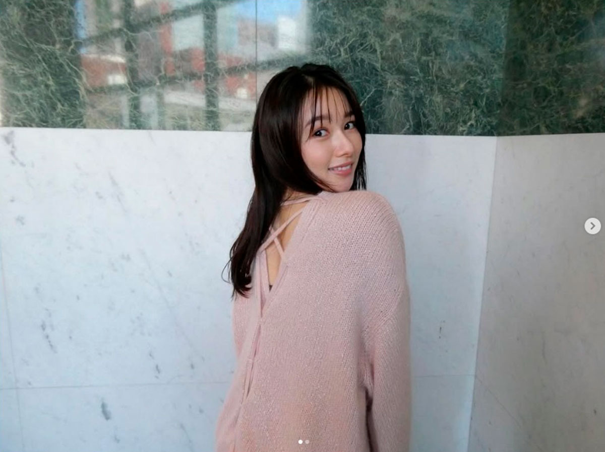 桜井日奈子が公開した背中が “あみあみ” のニット姿（写真・本人Instagramより）