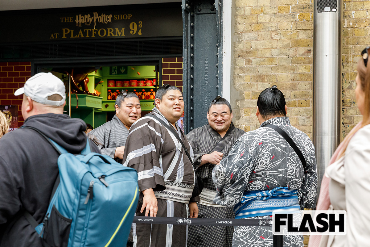 キングスクロス駅のハリポタ・ショップ前に集う若元春、阿炎、隆の勝、大栄翔。この後、阿炎と大栄翔はカフェで待機(写真・高橋マナミ)