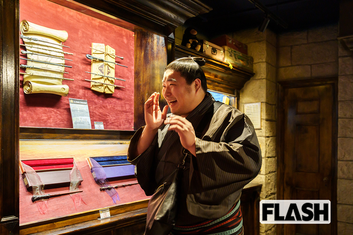 『ハリー・ポッター』の杖のコレクションを前に狂喜する若元春。「50本ぐらい持っているけど、まだまだ集めるよ」(写真・高橋マナミ)