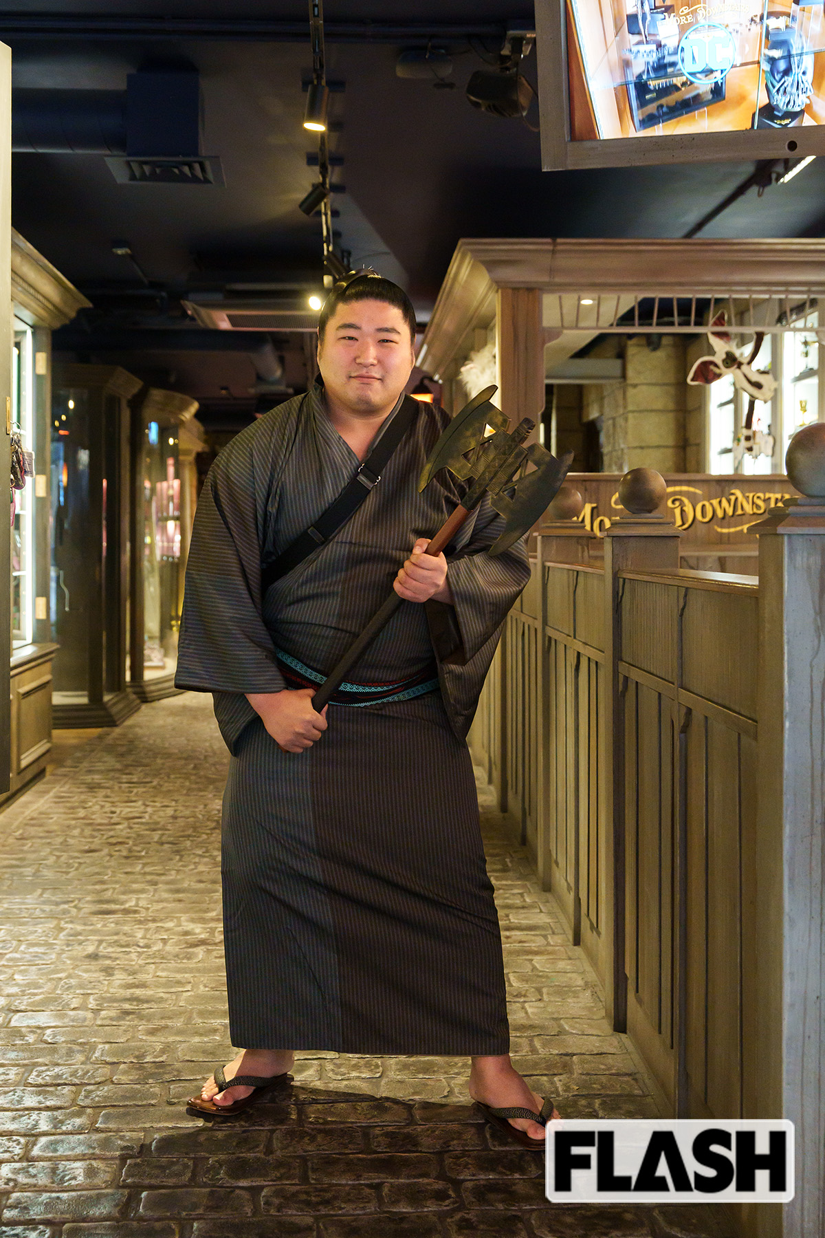 『ロード・オブ・ザ・リング』に登場するギムリの斧を手にポーズ(写真・高橋マナミ)