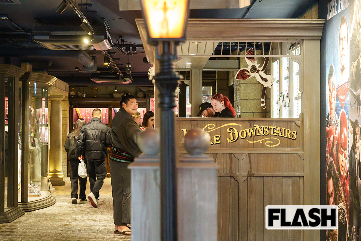 レジでの支払いも満面の笑みでおこなう。この間、阿炎と大栄翔は、店内のベンチで辛抱強く待ち続けていた(写真・高橋マナミ)