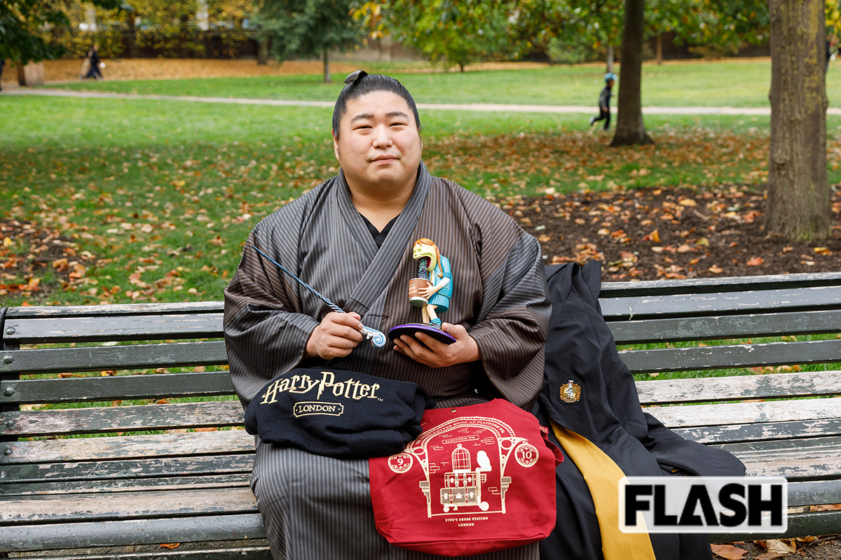 左手にブックエンドにもなる『ゲーゲー・トローチ』のフィギュア。右手にはブルーとシルバーでデザインされた2025年限定の杖(写真・高橋マナミ)