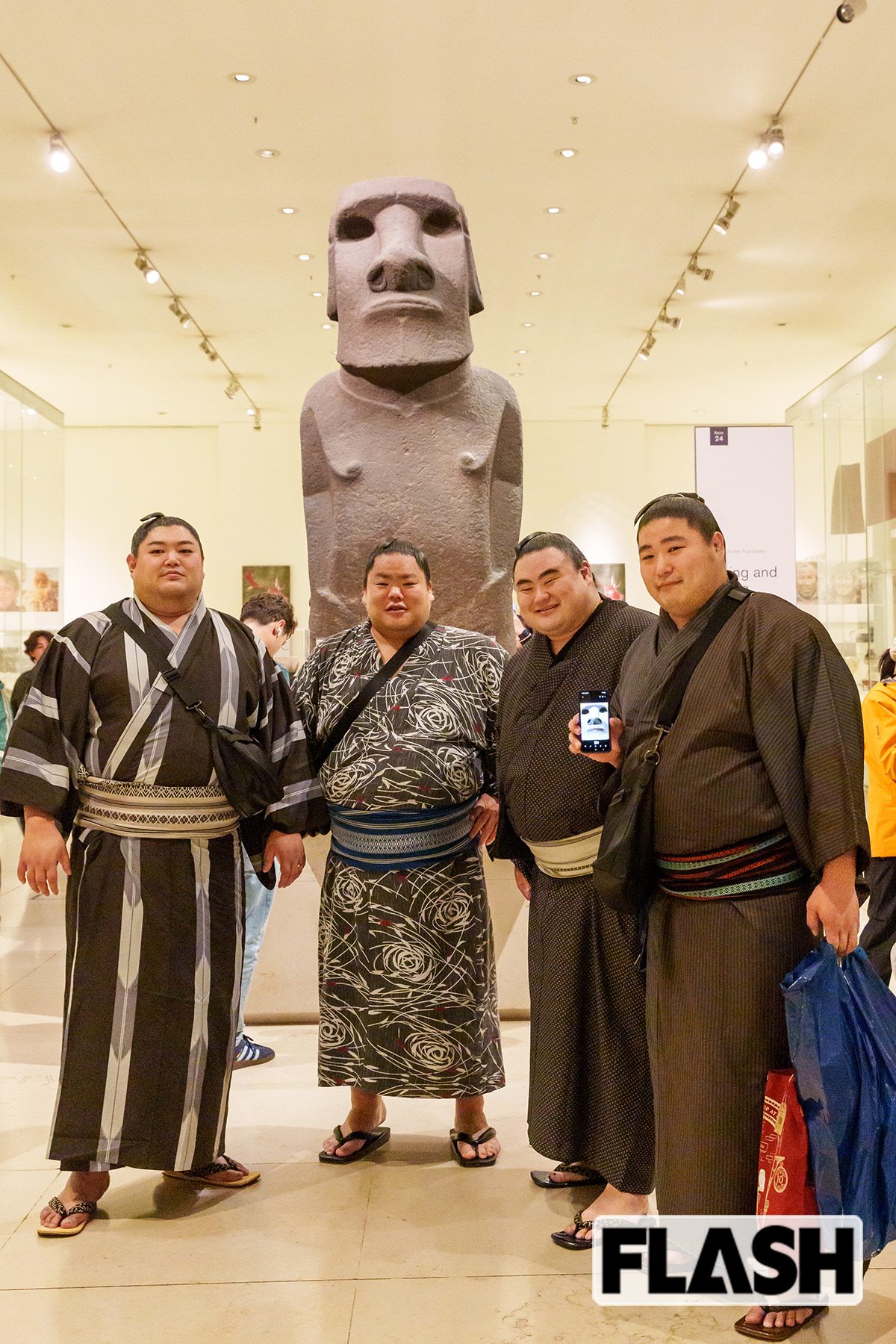 大英博物館にて、モアイ像に負けない存在感の力士たち。左から阿炎、大栄翔、隆の勝、若元春(写真・高橋マナミ)