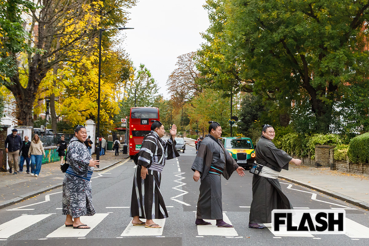 ビートルズにあやかり、アビイ・ロードの横断歩道を渡る4人衆。この様子を車から撮った動画が大バズりした(写真・高橋マナミ)