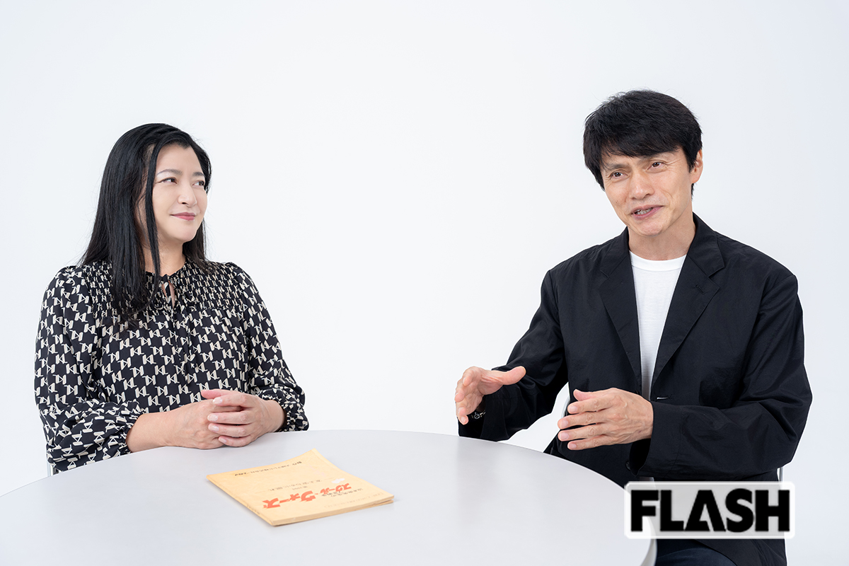 松村は『スクール・ウォーズ』で実際に着用した川浜高校のユニホームとラグビーボール、伊藤は台本を取材時に持参してくれた(写真・福田ヨシツグ)