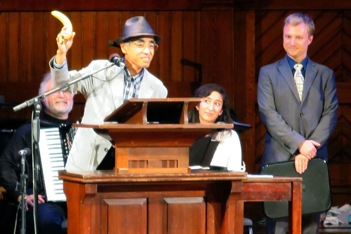 馬渕教授がバナナを手に持ち「ホワット イズ ディス?」と問うと「バナナ!」とレスポンスが(写真・共同通信)