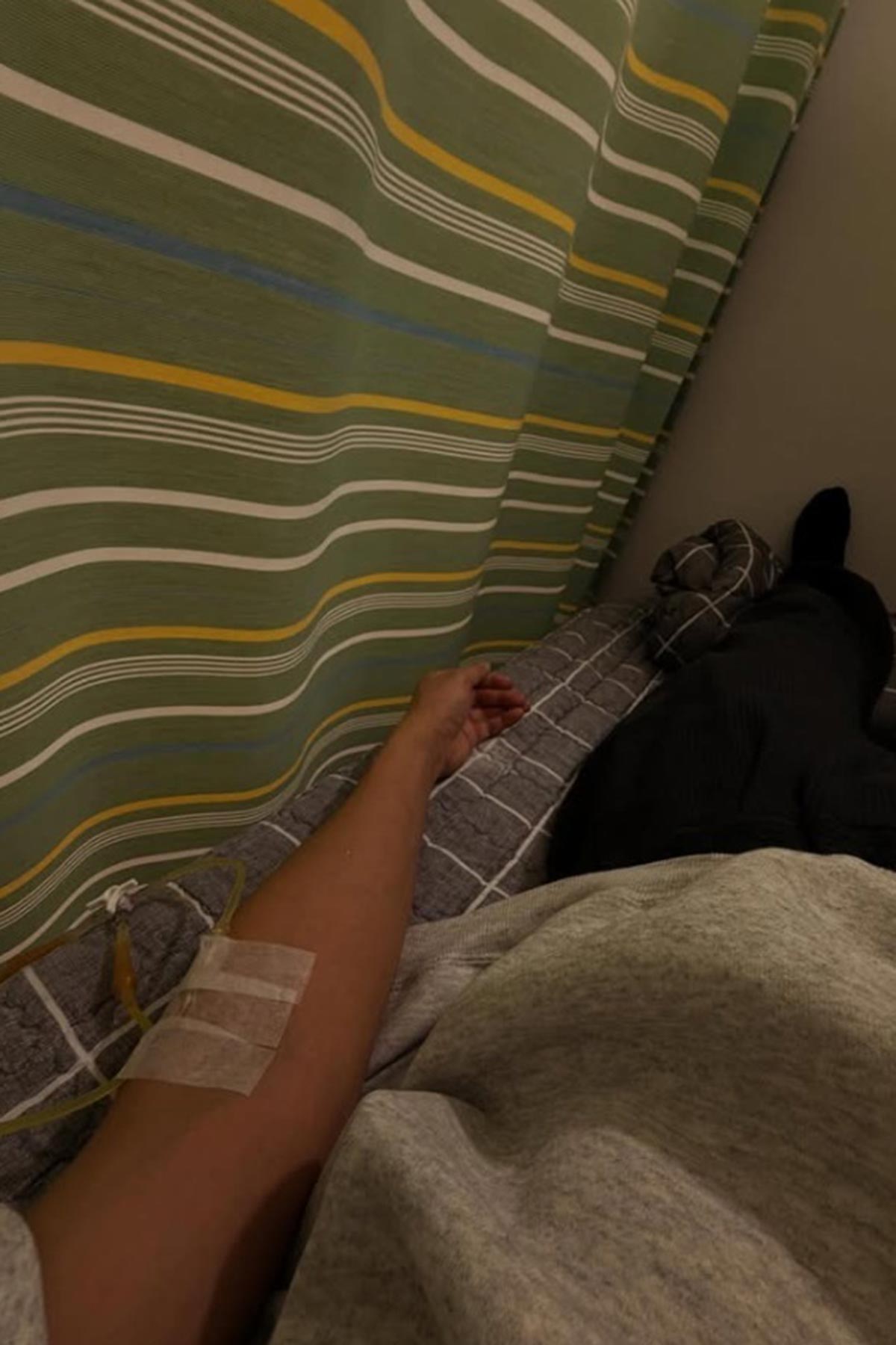 ベッドで寝そべり、左腕で点滴を受けている永山瑛太(写真・本人Instagramより)